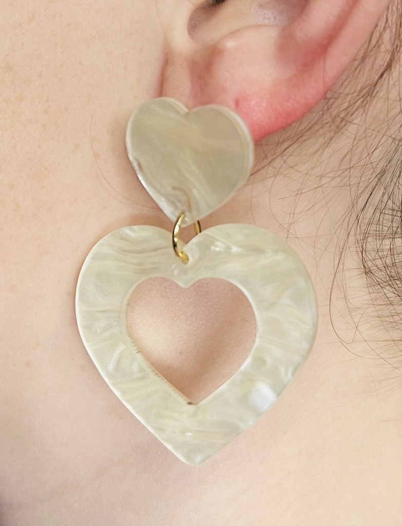 Boucles d'oreilles " Love" Beige