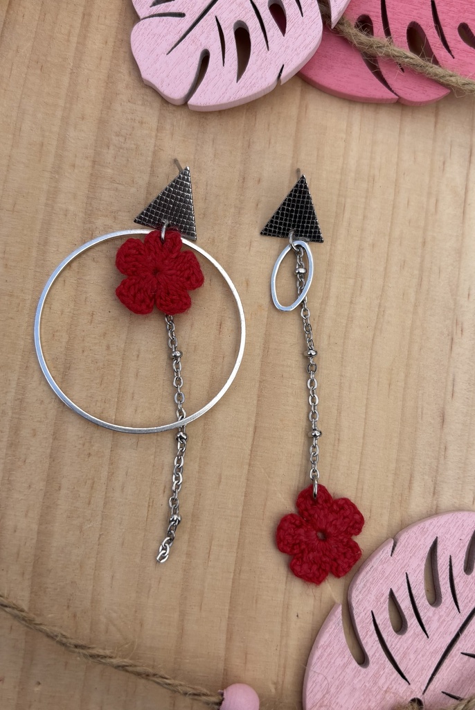 Boucles d'oreilles asymétriques *Fleurs* rouges