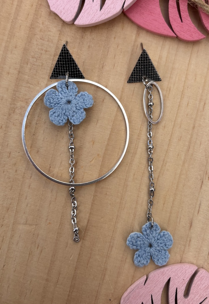Boucles d'oreilles asymétriques *Fleurs* bleu ciel