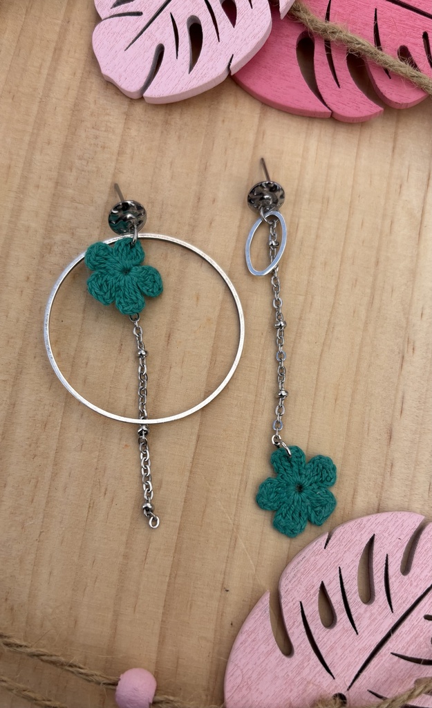 Boucles d'oreilles asymétriques *Fleurs* turquoise