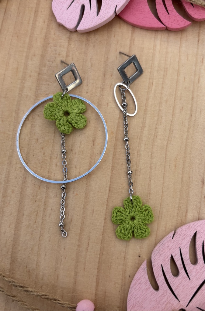 Boucles d'oreilles asymétriques *Fleurs* vert pomme
