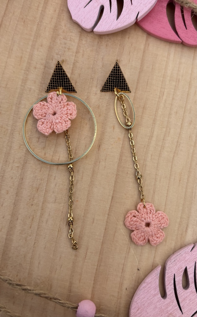 Boucles d'oreilles asymétriques *Fleurs* saumon