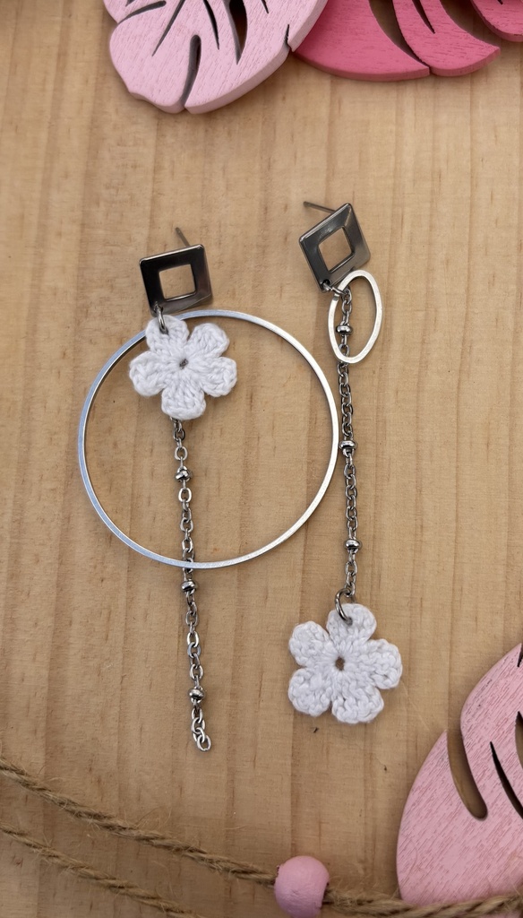 Boucles d'oreilles asymétriques *Fleurs* blanches