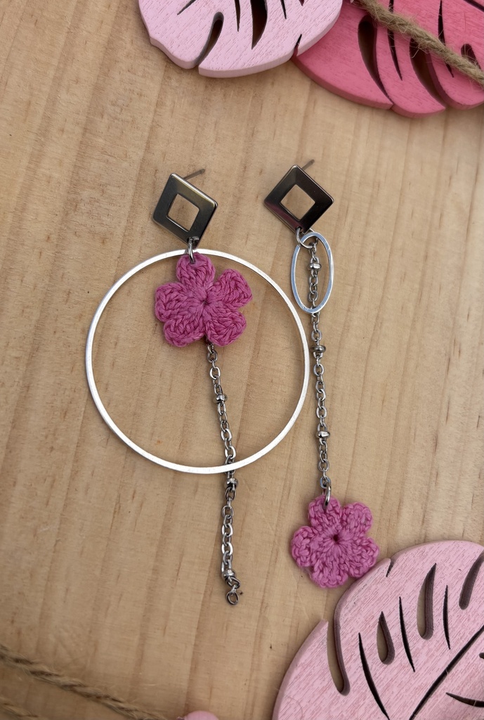 Boucles d'oreilles asymétriques *Fleurs* fuchsia