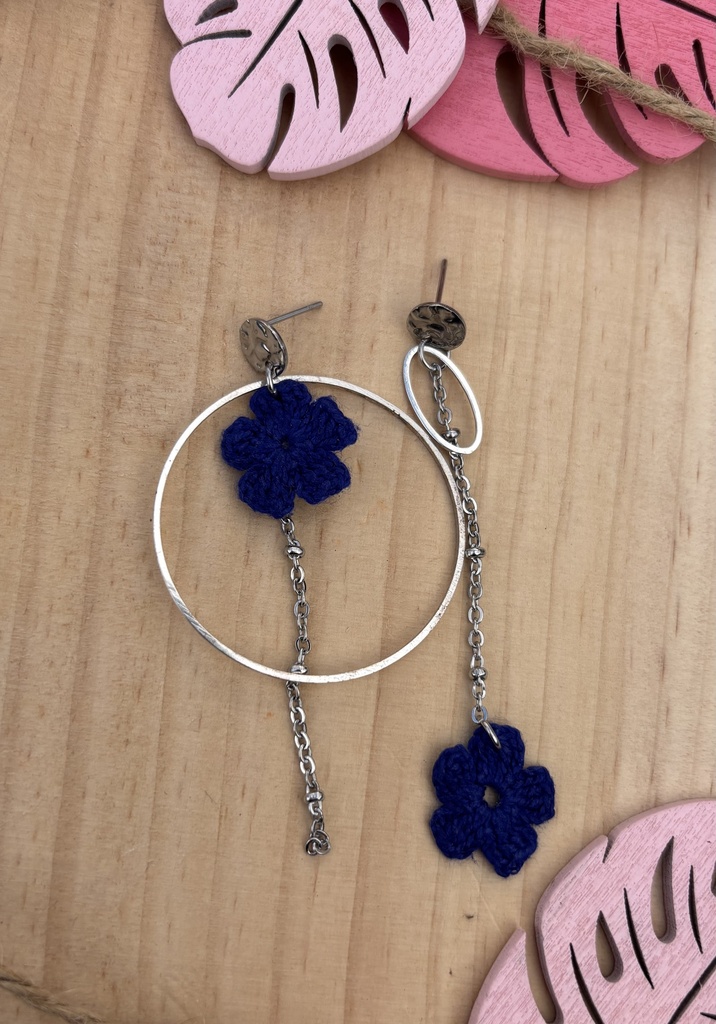 Boucles d'oreilles asymétriques *Fleurs* bleu marine