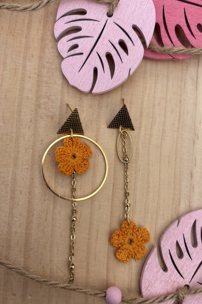 Boucles d'oreilles asymétriques *Fleurs* orange
