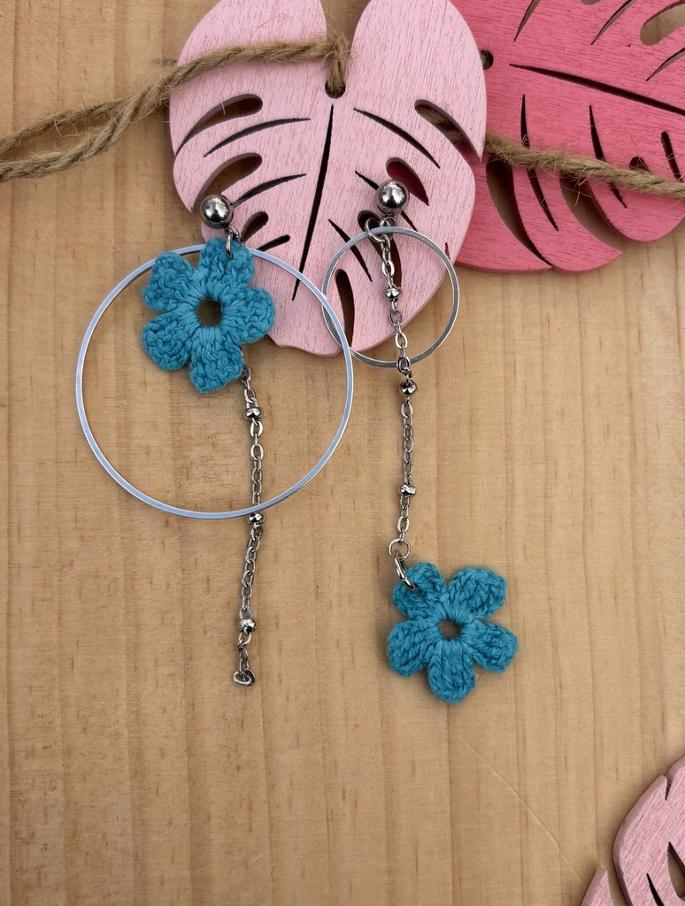 Boucles d'oreilles asymétriques *Fleurs* turquoise
