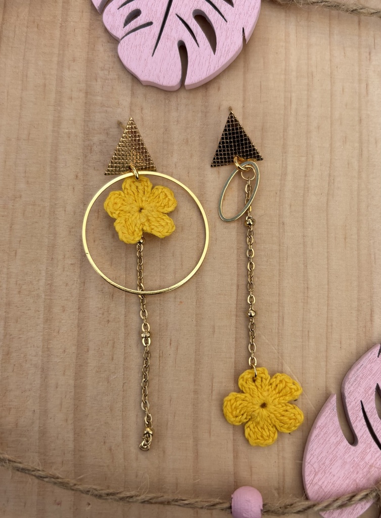 Boucles d'oreilles asymétriques *Fleurs* jaunes