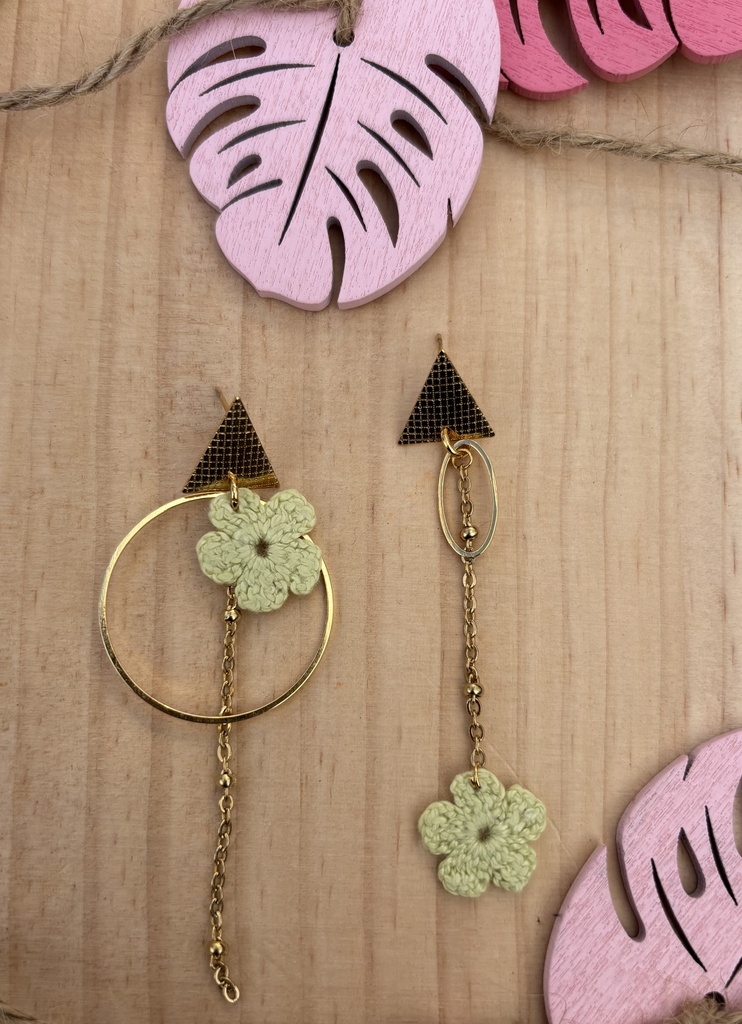 Boucles d'oreilles asymétriques *Fleurs* vert pastel